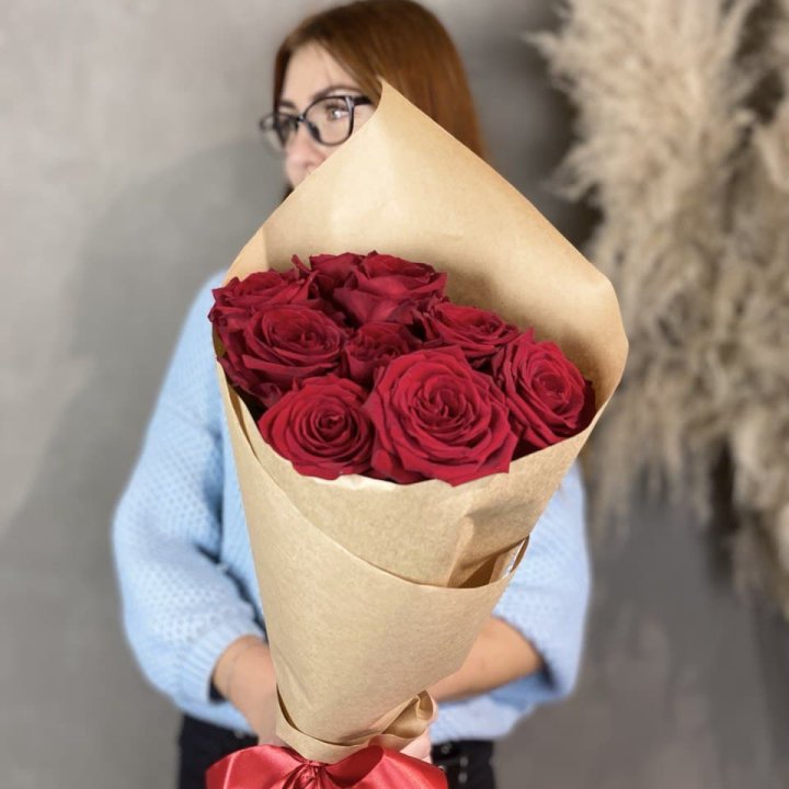9 красных роз в крафте в Тольятти