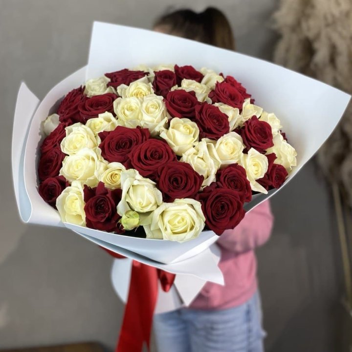 51 красная и белая роза в Тольятти
