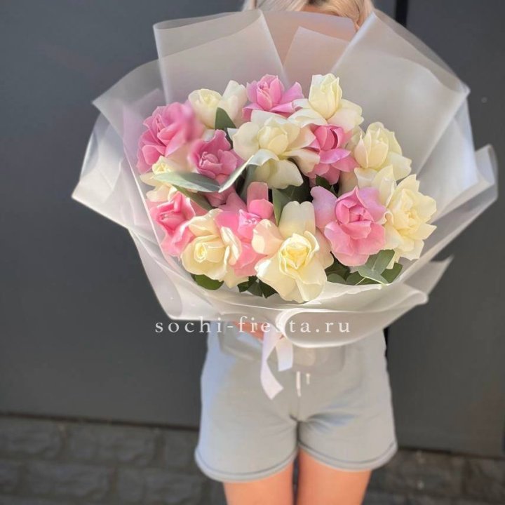 15 бело-розовых роз в Тольятти