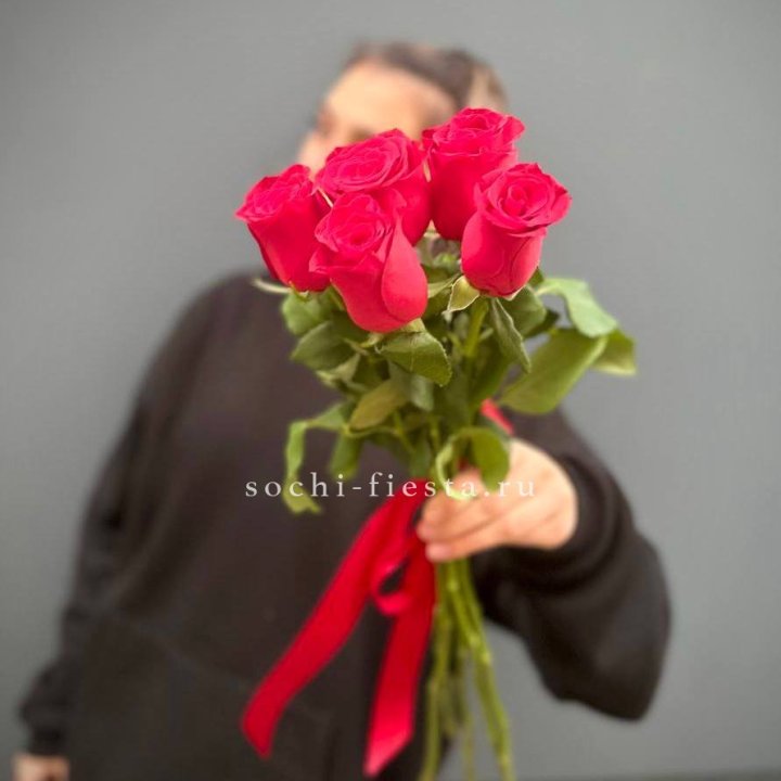 Букет 5 красных роз  в Тольятти