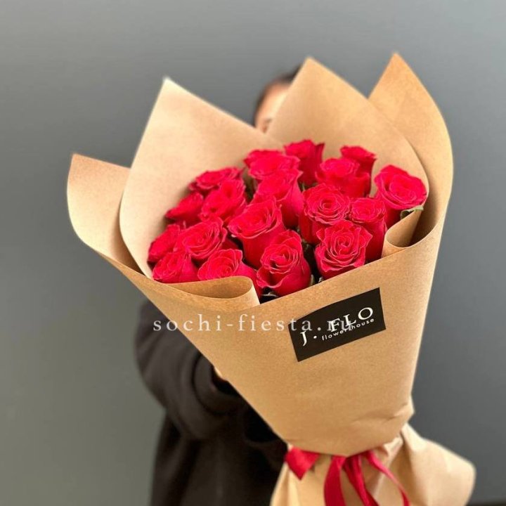 19 красных роз в крафте в Тольятти