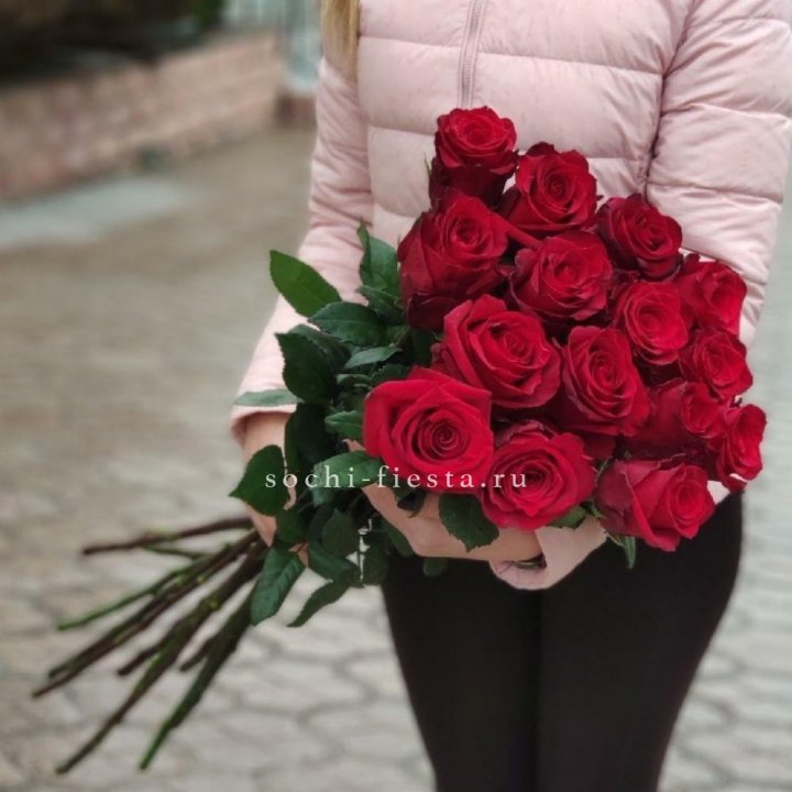 15 высоких красных роз в Тольятти