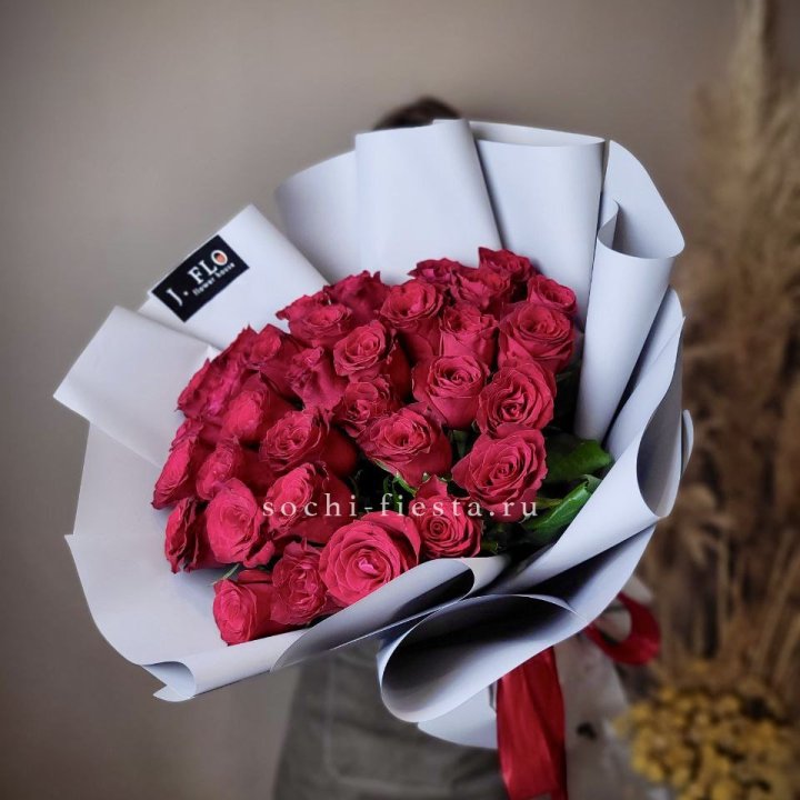 Красные розы 33 шт в Тольятти