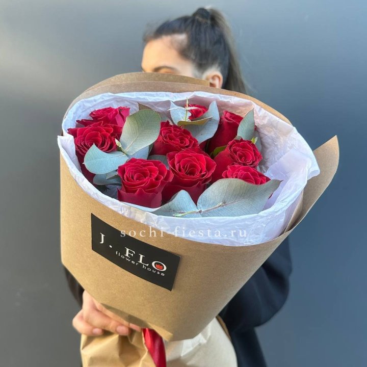 9 роз с эвкалиптом в Тольятти