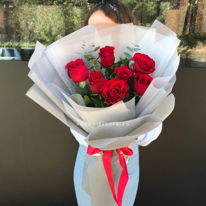 7 красных роз с эвкалиптом  в Тольятти