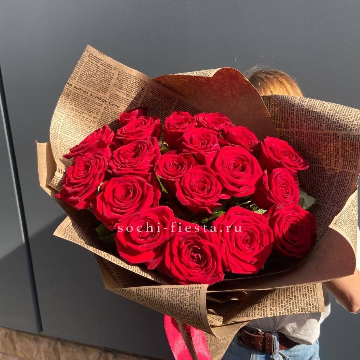 19 красных роз Леди Крафт в Тольятти