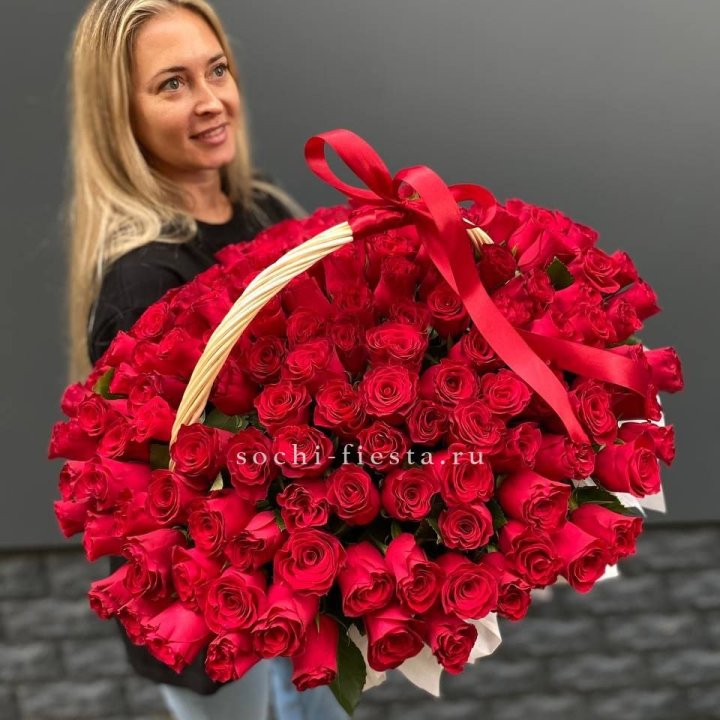 151 красная  роза в корзине в Тольятти