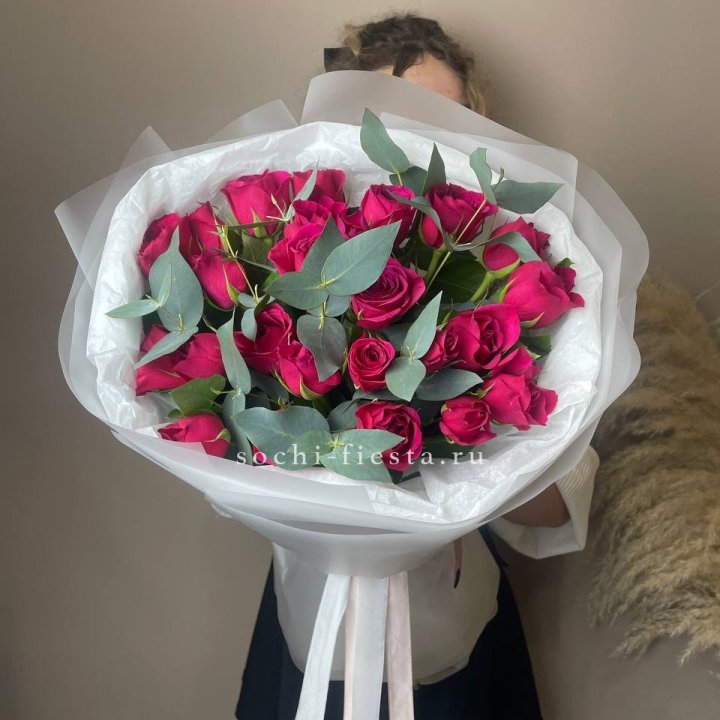 25 малиновых роз с эвкалиптом в Тольятти