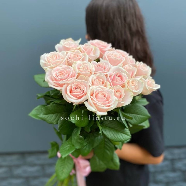 Высокие розовые розы в Тольятти