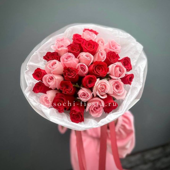 Букет красных и розовых 35 роз в Тольятти