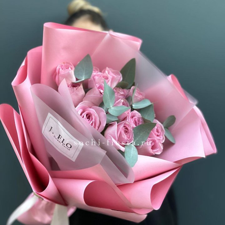 15 Розовых роз с эвкалиптом в Тольятти