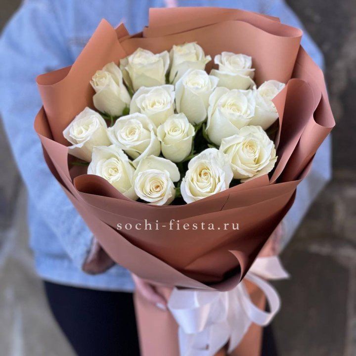 15 белых роз сиена в Тольятти