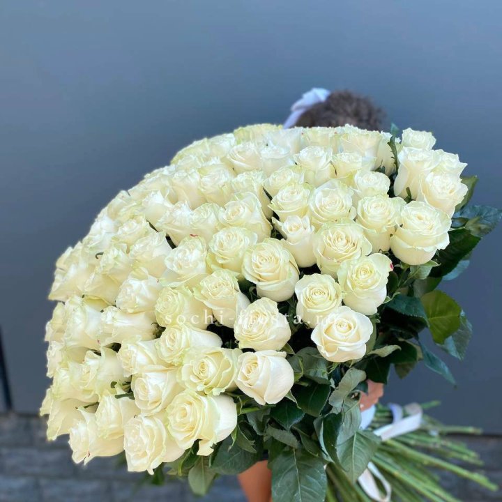 101 белая высокая роза в Тольятти