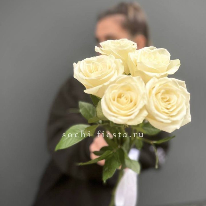 Букет 5 белых роз  в Тольятти