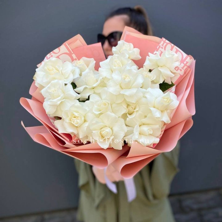 Белые розы "Аморе" в Тольятти