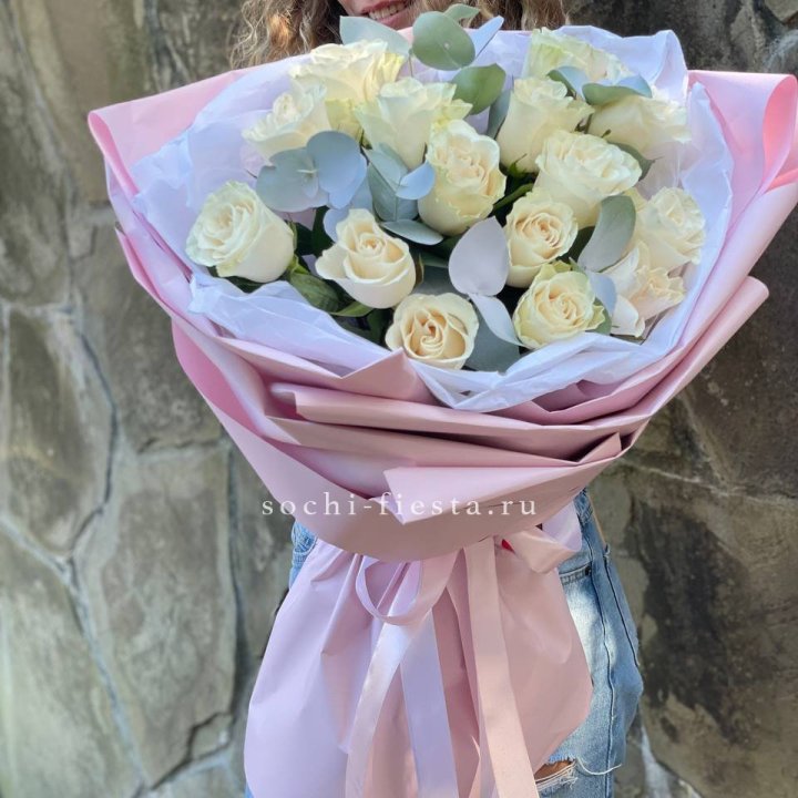 Белые розы в авторском оформлении в Тольятти