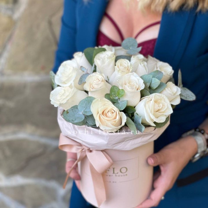 Цилиндр из белых роз в Тольятти