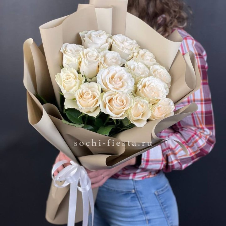 15 белых роз кофе в Тольятти