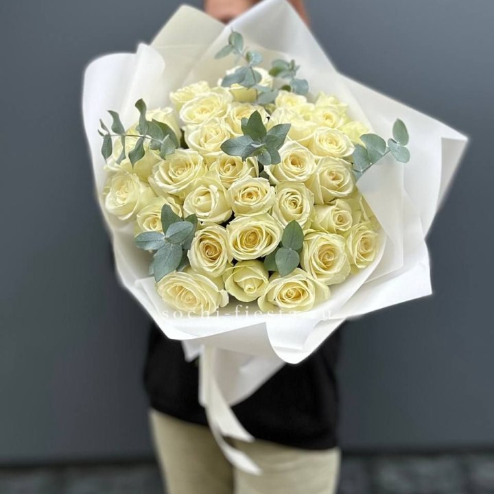 31 белая роза с эвкалиптом в Тольятти