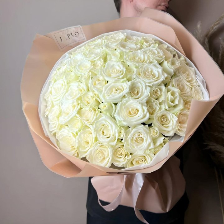 51 белая  роза в оформлении в Тольятти