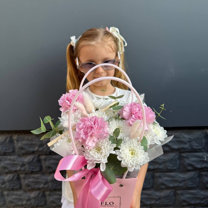 Сумочка из стойких хризантем и диантуса в Тольятти