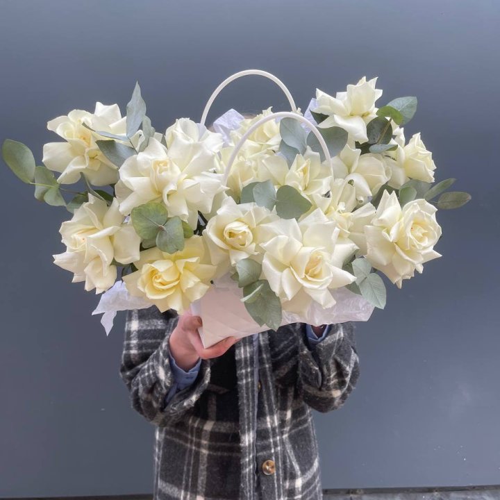 15 белых роз в сумочке в Тольятти