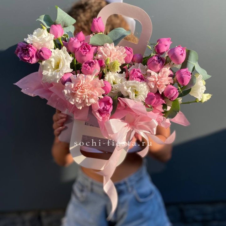 Сумочка с кустовой розой и диантусами в Тольятти