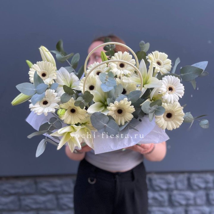 Сумочка лилии и герберы в Тольятти