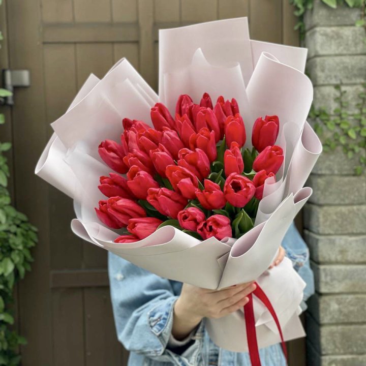 35 красных тюльпанов в Тольятти